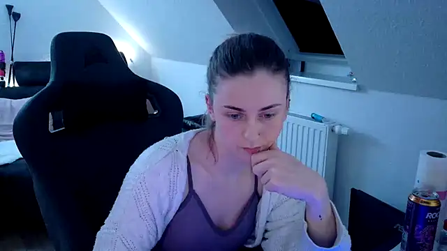 Melly4You online show from April 15, 2026, 10:21 pm