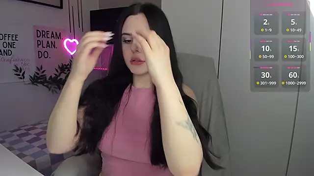 LiaWoow online show from December 15, 2025, 2:45 pm