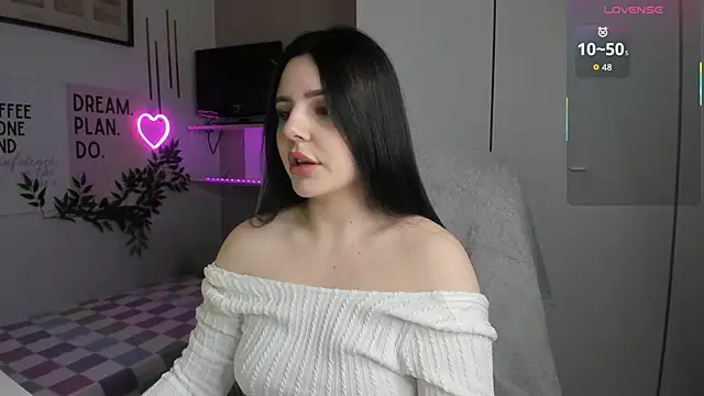 LiaWoow online show from November 11, 2025, 2:34 pm