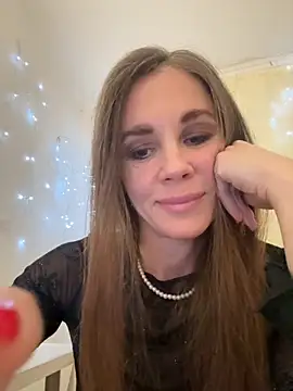 Snapshot of LucieMack chatting on November 21, 2025, 8:52 pm LucieMack online show from November 21, 2025, 8:52 pm