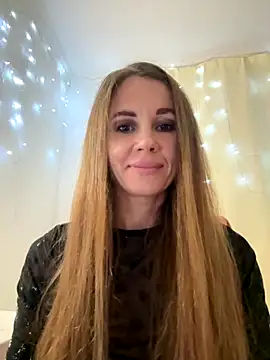 Snapshot of LucieMack chatting on October 17, 2025, 8:32 pm LucieMack online show from October 17, 2025, 8:32 pm