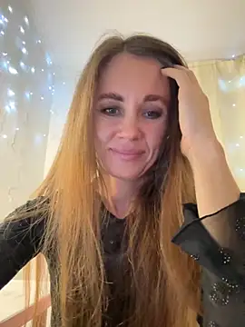 Snapshot of LucieMack chatting on October 15, 2025, 6:16 pm LucieMack online show from October 15, 2025, 6:16 pm