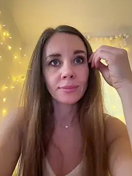 Snapshot of LucieMack chatting on February 1, 2026, 1:20 pm LucieMack online show from February 1, 2026, 1:20 pm