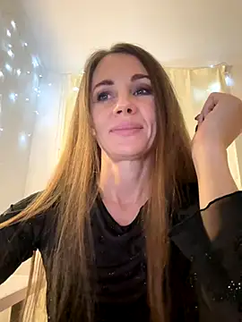 Snapshot of LucieMack chatting on October 16, 2025, 7:00 pm LucieMack online show from October 16, 2025, 7:00 pm