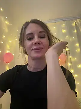 Snapshot of LucieMack chatting on February 16, 2026, 4:27 pm LucieMack online show from February 16, 2026, 4:27 pm