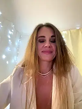 Snapshot of LucieMack chatting on October 4, 2025, 7:48 pm LucieMack online show from October 4, 2025, 7:48 pm