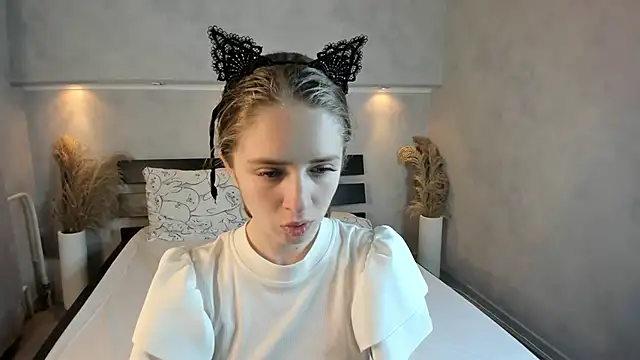 Snapshot of Camilla_Kelly chatting on October 27, 2025, 1:28 am Camilla Kelly online show from October 27, 2025, 1:28 am