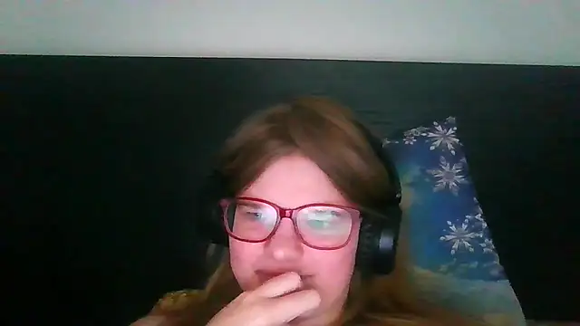 Snapshot of Moonolighta chatting on October 7, 2025, 7:42 am Moonolighta online show from October 7, 2025, 7:42 am