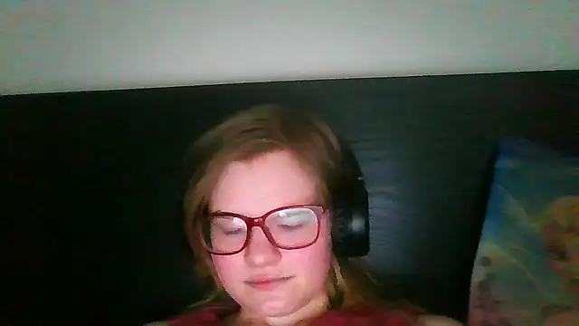 Snapshot of Moonolighta chatting on September 25, 2025, 12:11 pm Moonolighta online show from September 25, 2025, 12:11 pm