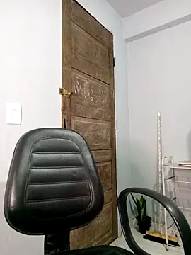 indiazinhabella27 online show from November 17, 2025, 1:31 am