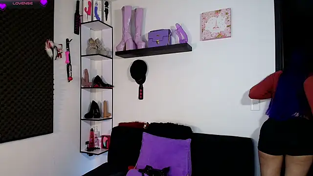 karlamoon23 online show from May 27, 2026, 11:17 am