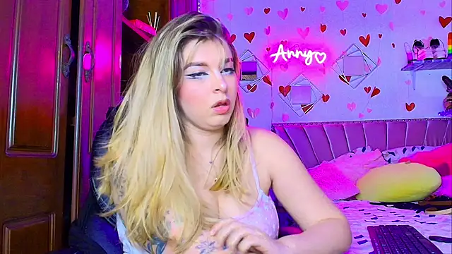 Anny Hurtado online show from December 15, 2025, 5:57 am