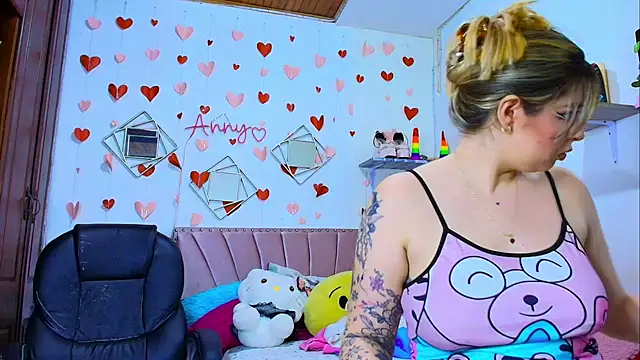 Anny Hurtado online show from November 22, 2025, 6:12 am