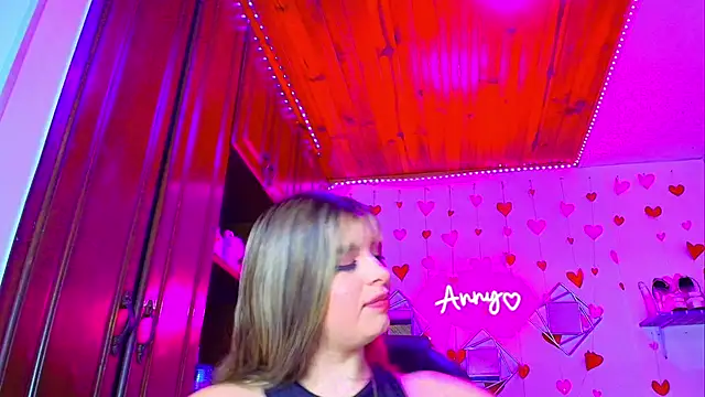 Anny Hurtado online show from December 20, 2025, 5:54 am