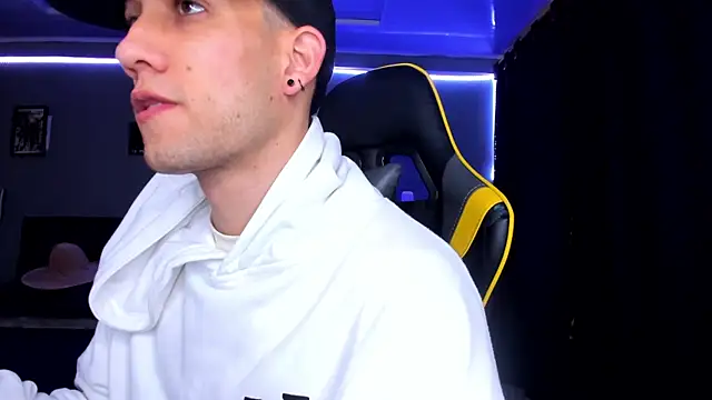 alexgiraldo   online show from September 28, 2025, 11:39 am