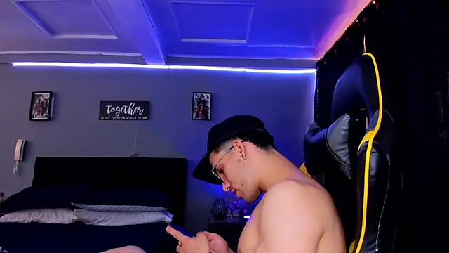 alexgiraldo   online show from September 19, 2025, 2:43 pm