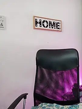 kim7  online show from December 16, 2025, 2:21 pm