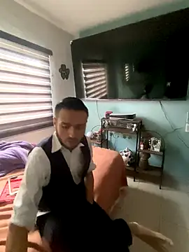 Snapshot of Alexitho25 chatting on October 8, 2025, 10:32 pm Alexitho25 online show from October 8, 2025, 10:32 pm