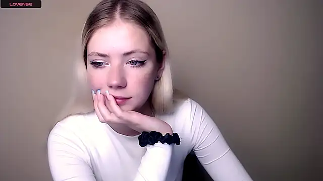 Snapshot of AliceHotty_ chatting on September 11, 2025, 6:13 am AliceHotty online show from September 11, 2025, 6:13 am
