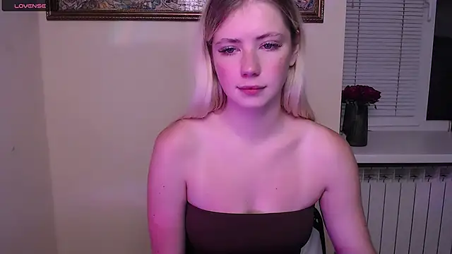 Snapshot of AliceHotty_ chatting on October 6, 2025, 7:53 am AliceHotty online show from October 6, 2025, 7:53 am