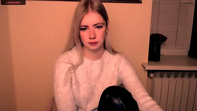 Snapshot of AliceHotty_ chatting on October 19, 2025, 10:07 am AliceHotty online show from October 19, 2025, 10:07 am