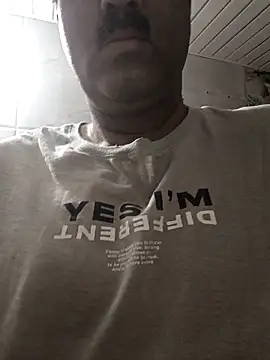 moonflower25 online show from April 5, 2026, 11:44 pm