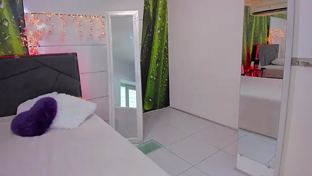 HollyTailors online show from September 9, 2025, 5:28 am