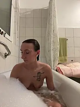 Snapshot of Emilia_Mausi chatting on December 14, 2025, 7:52 pm Emilia Mausi online show from December 14, 2025, 7:52 pm