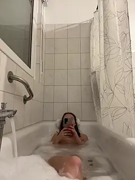 Snapshot of Emilia_Mausi chatting on January 5, 2026, 8:01 pm Emilia Mausi online show from January 5, 2026, 8:01 pm