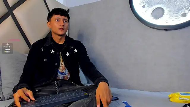  Leohot  online show from September 13, 2025, 3:28 am