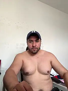 raulgzz4 online show from April 2, 2026, 4:35 pm