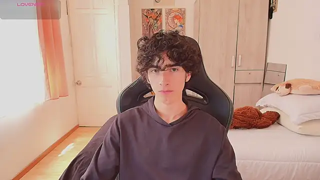 Nude Boy18 online show from May 16, 2026, 6:40 pm