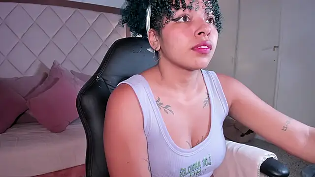 momo ayasse online show from November 10, 2025, 9:53 pm