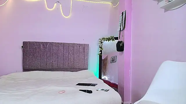 MiSofialeal online show from April 11, 2026, 6:33 pm