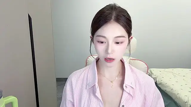 Snapshot of Cookie-oo chatting on October 8, 2025, 12:17 pm Cookie-oo online show from October 8, 2025, 12:17 pm