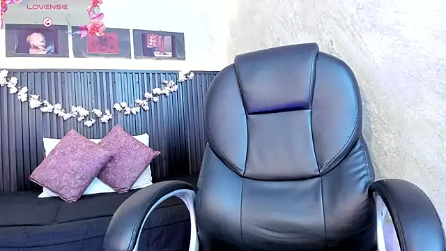 dark  nymph online show from October 4, 2025, 11:34 am