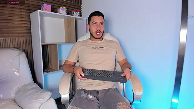 Snapshot of Axel_grey_ chatting on October 4, 2025, 12:28 pm Axel grey online show from October 4, 2025, 12:28 pm