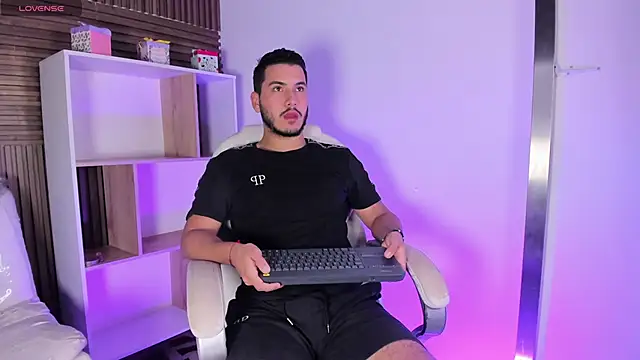 Snapshot of Axel_grey_ chatting on October 16, 2025, 12:13 pm Axel grey online show from October 16, 2025, 12:13 pm