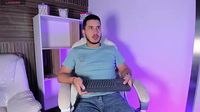 Snapshot of Axel_grey_ chatting on October 11, 2025, 12:17 pm Axel grey online show from October 11, 2025, 12:17 pm