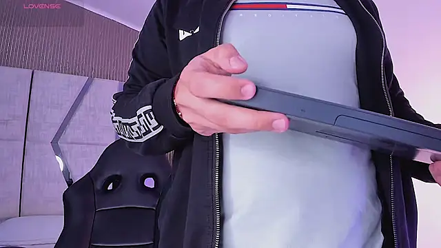 Snapshot of Axel_grey_ chatting on January 17, 2026, 12:42 pm Axel grey online show from January 17, 2026, 12:42 pm