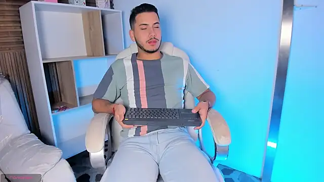 Snapshot of Axel_grey_ chatting on September 25, 2025, 12:11 pm Axel grey online show from September 25, 2025, 12:11 pm