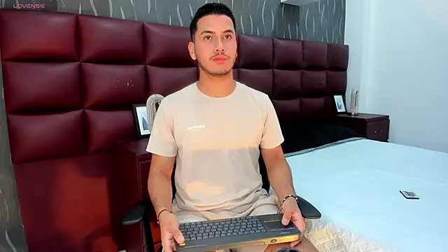 Snapshot of Axel_grey_ chatting on September 12, 2025, 1:33 pm Axel grey online show from September 12, 2025, 1:33 pm