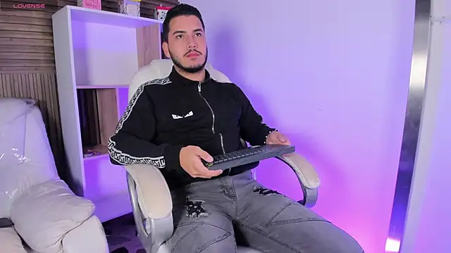 Snapshot of Axel_grey_ chatting on October 10, 2025, 12:17 pm Axel grey online show from October 10, 2025, 12:17 pm