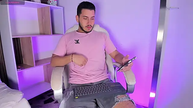 Snapshot of Axel_grey_ chatting on October 15, 2025, 12:24 pm Axel grey online show from October 15, 2025, 12:24 pm