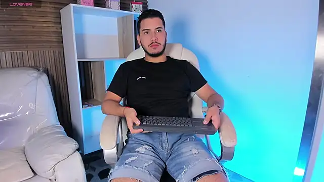 Snapshot of Axel_grey_ chatting on October 8, 2025, 12:17 pm Axel grey online show from October 8, 2025, 12:17 pm