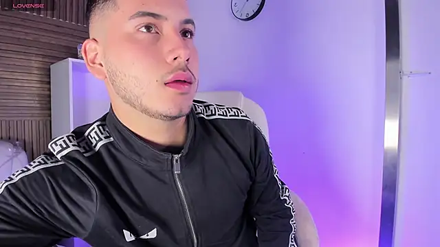 Snapshot of Axel_grey_ chatting on October 17, 2025, 12:18 pm Axel grey online show from October 17, 2025, 12:18 pm