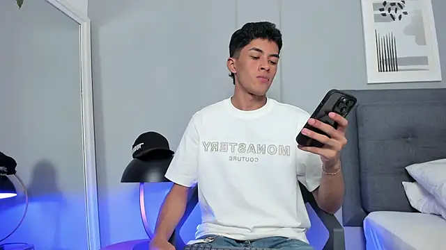 Snapshot of Tylerffoxx chatting on November 21, 2025, 9:03 pm Tylerffoxx online show from November 21, 2025, 9:03 pm