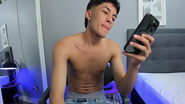 Snapshot of Tylerffoxx chatting on November 5, 2025, 9:29 pm Tylerffoxx online show from November 5, 2025, 9:29 pm