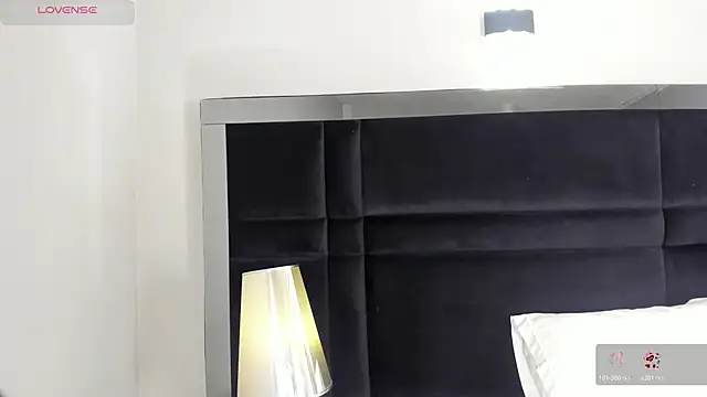 CarolineLee  online show from April 13, 2026, 10:36 pm