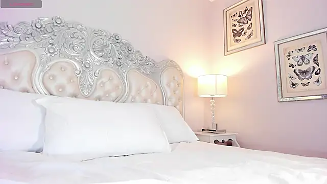 CarolineLee  online show from November 19, 2025, 11:05 pm